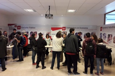 Ingresantes de la UNTDF participaron de la 'Feria de Carreras' en Ushuaia y Río Grande