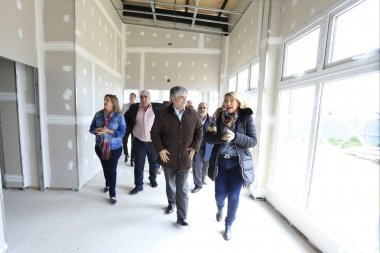 Bertone y el presidente de YPF recorrieron la obra del centro de salud de la Margen Sur