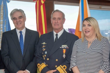 España condecoró con la 'Cruz al Mérito Naval' al exjefe de la Armada en Ushuaia