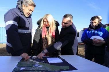 Bertone firmó convenios con la Misión Salesiana y Camuzzi por la nueva Planta Compresora