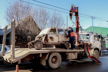 Ushuaia: retiran autos abandonados y chatarra en la calle Isla Año Nuevo