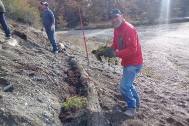 Encararon trabajos de restauración ambiental en el sector denominado "Camino del Lago"