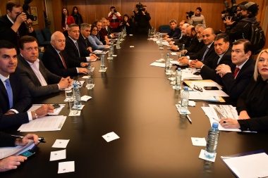 Vuelven a convocar a gobernadores y petroleras por congelamiento de precios de combustibles