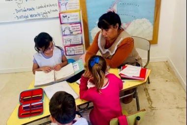 Es docente en la escuela primaria de Almanza y ya se graduó de dos carreras en la UNTDF