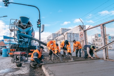 Reconstruyen las veredas del Puerto de Ushuaia, frente al playón de contenedores