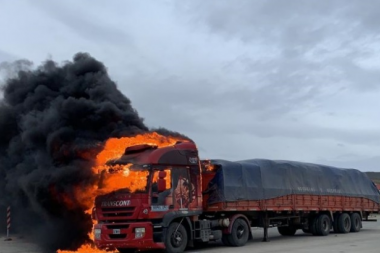Fuego destruyó camión por completo en el paso fronterizo San Sebastián