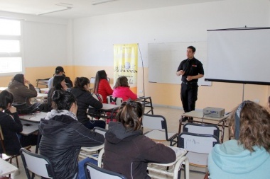 El Municipio lleva el curso teórico para obtener el carnet de conducir al colegio “Soberanía Nacional”