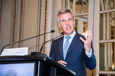 Aseguran que Macri ordenó no frenar la suba del dólar "para que los argentinos aprendan a votar"