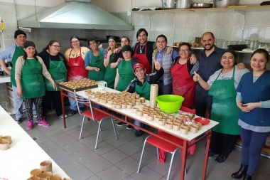 Municipio y CAAD elaboraron cerca de mil panes dulces para regalar en barrios de la ciudad