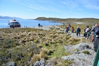 Se inauguró el nuevo sendero interpretativo al Mirador de la Isla Bridges en Puerto Karelo