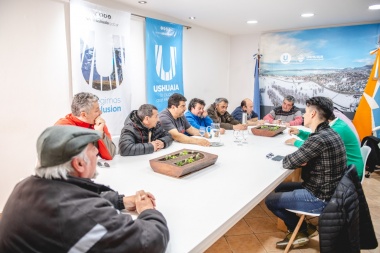 Municipalidad y taxistas coordinan plan de trabajo de cara a la temporada de cruceros