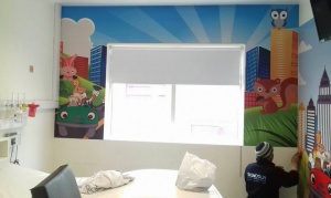 Comenzaron a decorar las salas de pediatría del Hospital