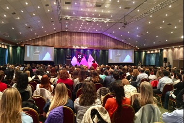 El neurólogo Facundo Manes cautivó a más de 500 personas en Ushuaia