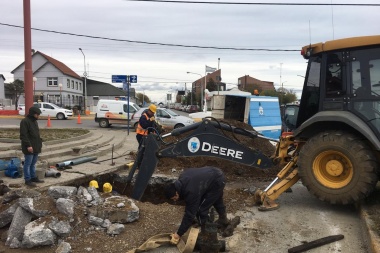 Obras Sanitarias montó operativo para reemplazar válvula de la red de agua en zona céntrica