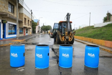 Trabajadores municipales comenzaron los trabajos de bacheo en la calle Luis Py