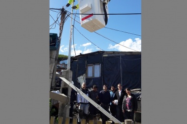El Barrio Escondido de Ushuaia recibió su primera conexión regular de energía eléctrica