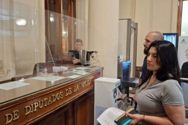 "A Martín Menem no le importa lo que votaron los fueguinos, quiere que jure Garramuño"