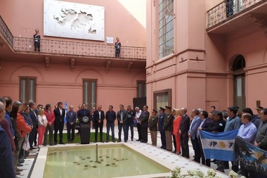 En Casa Rosada se descubrió una placa en homenaje a los Caídos en Malvinas