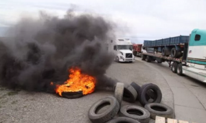 Camioneros chilenos paralizan el cruce en Primera Angostura