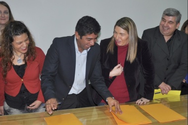 La gobernadora Bertone pidió la renuncia del Secretario de Comercio