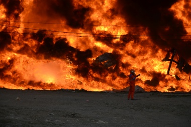 Devastador incendio: Dos menores de 12 y 13 años iniciaron el fuego que destruyó la fábrica de plásticos