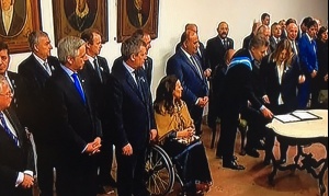 Junto a Macri, Bertone firmó hoy una nueva acta de Independencia