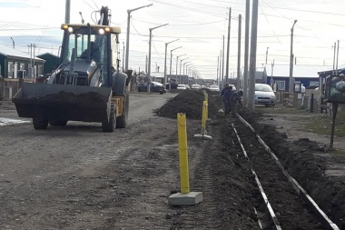 Inician la obra de cordón cuneta en los barrios de Chacra XI y Bicentenario