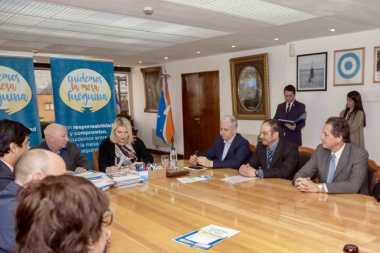 "Cuidemos la mesa fueguina": Gobierno firmó acuerdos de precios con Carrefour y La Anónima
