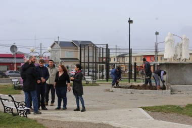 El intendente Melella recorrió las obras de mejora que se realizan en la ‘Plaza de los Onas’