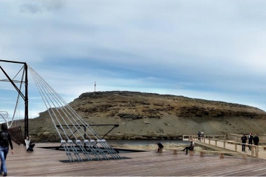 Anuncian la reconstrucción del Puente Colgante de Río Grande y la creación de un Parque Costero