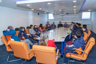 Funcionarios recibieron a esquiadores de Ushuaia y Río Grande que competirán en Chile