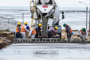 En Río Grande, el Municipio comenzó con el hormigonado de la calle Thorne