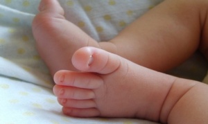 La justicia analizará si la bebe tiene una extraña enfermedad