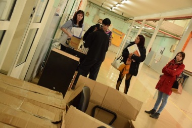 Educación entregó mobiliarios y artículos de librería en escuelas de la Provincia
