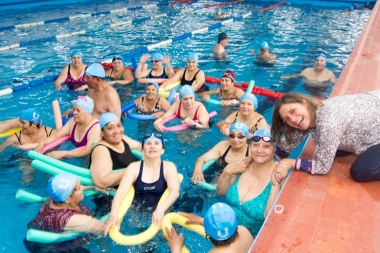 Natación y recreación para adultos mayores en sus colonias de verano