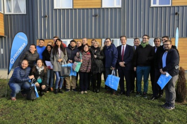Bertone entregó viviendas del programa Pro.Cre.Ar a profesionales de la salud
