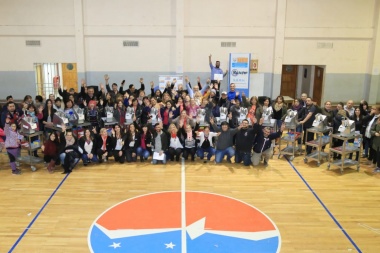 La gobernadora Bertone entregó material de trabajo a 13 escuelas de Río Grande