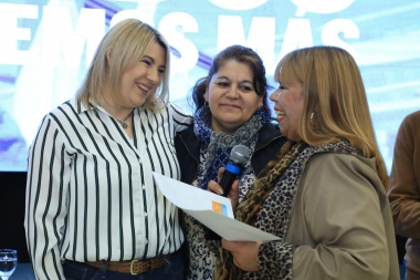 La gobernadora Bertone entregó asistencia financiera a 60 emprendedores de Río Grande