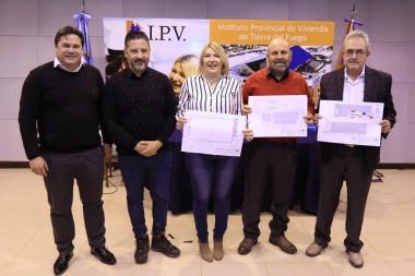 Bertone firmó convenios para la construcción de viviendas y un nuevo gimnasio en Río Grande