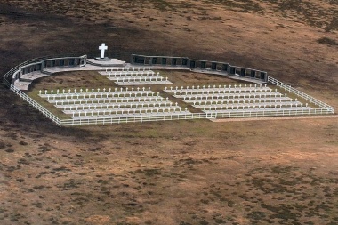 Malvinas: con nuevos datos, el Reino Unido hará un segundo informe sobre los tumbas argentinas