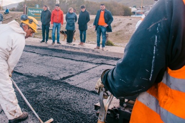 Vuoto recorrió la obra de repavimentación de la calle Darwin