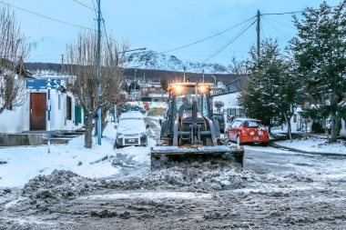 Operativo Invierno en Ushuaia: avanzan los trabajos de limpieza de nieve en calles