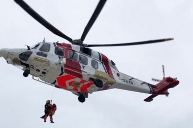 Velero francés accidentado: la tripulante herida fue trasladada a Malvinas en helicóptero
