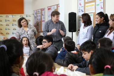 Chicos de la Escuela 32 le presentaron al intendente su proyecto escolar sobre compostaje