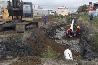 Construyen entubamientos para mejorar el sistema de desagües pluviales en calle Varela intersección Sarmiento