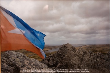La bandera fueguina flameó en suelo malvinense