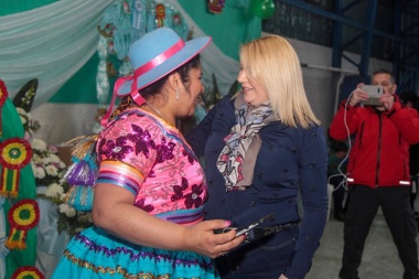 Bertone acompañó los festejos de la Virgen de Copacabana junto a la colectividad boliviana