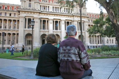 Nación lanzará créditos de hasta $160 mil para jubilados, titulares de pensiones y de la AUH