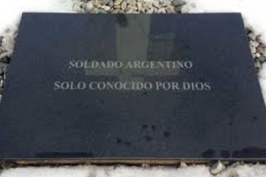 Insólita pelea por las placas de los caídos en Malvinas que estaban en el cementerio de Darwin