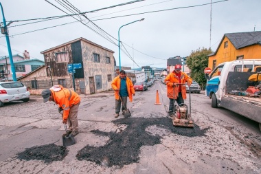 La planta móvil de asfalto continúa con los trabajos complementarios de bacheo